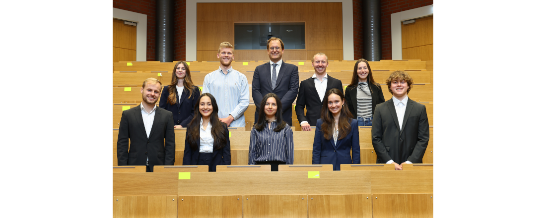 Lehrstuhlteam im Hörsaal